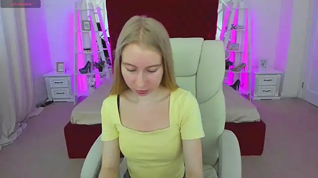 Snapshot of Alina_Blonde chatting on June 2, 5:53 am Alina Blonde online show from June 2, 5:53 am