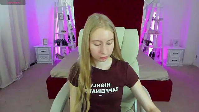 Snapshot of Alina_Blonde chatting on July 6, 5:37 am Alina Blonde online show from July 6, 5:37 am