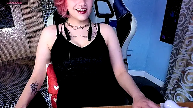 Snapshot of Eniferi chatting on February 19, 6:15 pm Eniferi online show from February 19, 6:15 pm