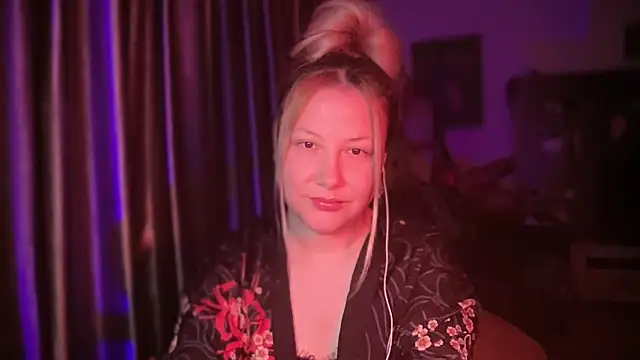 Snapshot of BikiHellena chatting on June 8, 12:25 am BikiHellena online show from June 8, 12:25 am