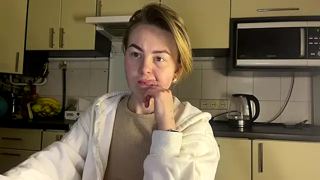 MartaLuna  online show from April 7, 9:37 pm