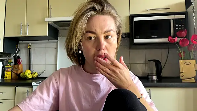 Snapshot of MartaLuna_ chatting on April 18, 9:46 am MartaLuna online show from April 18, 9:46 am