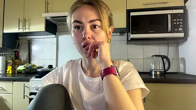 Snapshot of MartaLuna_ chatting on April 28, 7:52 pm MartaLuna online show from April 28, 7:52 pm