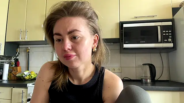 Snapshot of MartaLuna_ chatting on April 29, 8:18 am MartaLuna online show from April 29, 8:18 am