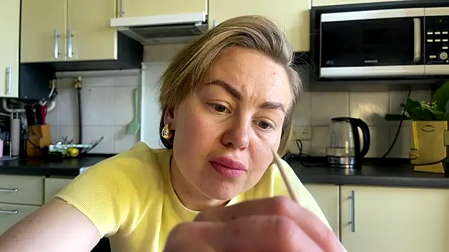 Snapshot of MartaLuna_ chatting on May 8, 9:25 am MartaLuna online show from May 8, 9:25 am