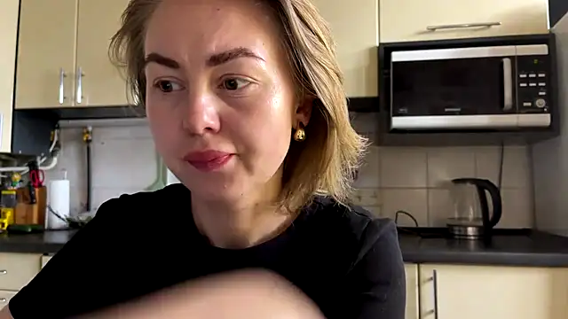 Snapshot of MartaLuna_ chatting on May 14, 1:51 pm MartaLuna online show from May 14, 1:51 pm