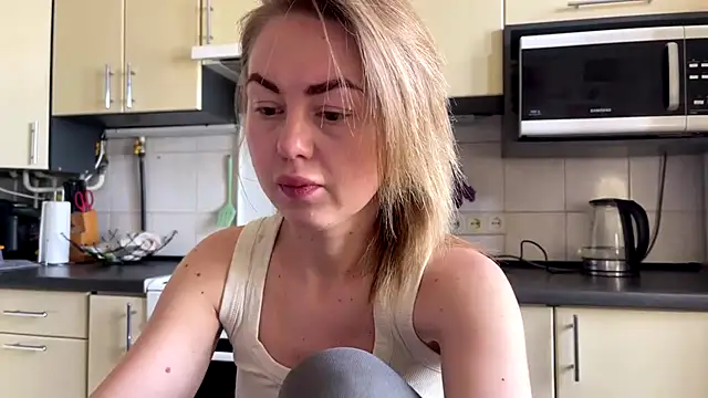 Snapshot of MartaLuna_ chatting on May 15, 7:48 am MartaLuna online show from May 15, 7:48 am