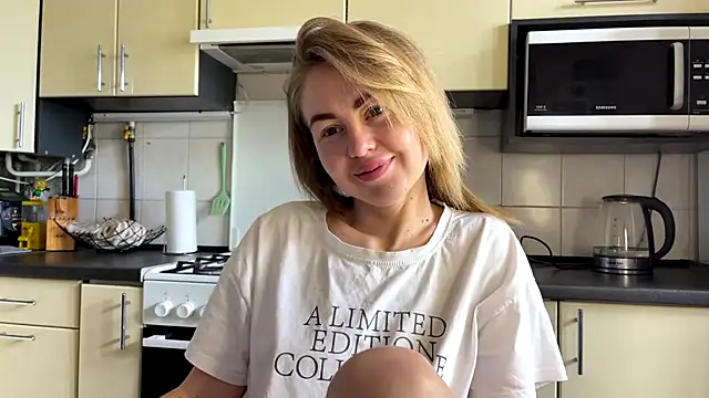 Snapshot of MartaLuna_ chatting on May 16, 10:23 am MartaLuna online show from May 16, 10:23 am