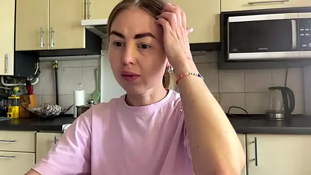 Snapshot of MartaLuna_ chatting on May 17, 12:01 pm MartaLuna online show from May 17, 12:01 pm