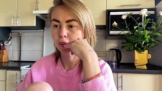 Snapshot of MartaLuna_ chatting on May 27, 8:55 am MartaLuna online show from May 27, 8:55 am