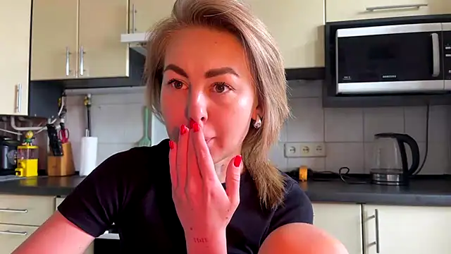 Snapshot of MartaLuna_ chatting on June 18, 8:03 am MartaLuna online show from June 18, 8:03 am