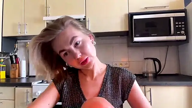 Snapshot of MartaLuna_ chatting on June 23, 6:44 am MartaLuna online show from June 23, 6:44 am