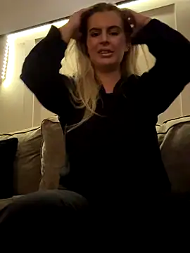 Snapshot of Luce-xxx1 chatting on October 24, 4:42 am Luce-xxx1 online show from October 24, 4:42 am