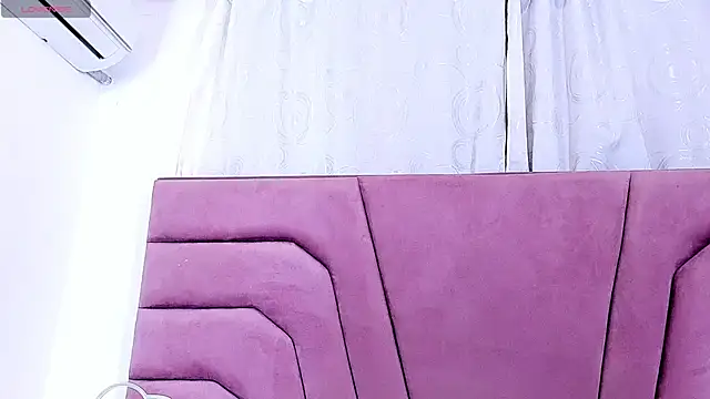 miajhonsonx online show from January 8, 7:27 pm