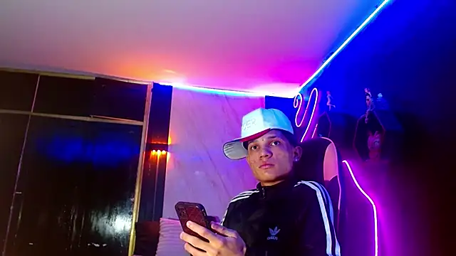 Snapshot of EL_VENEZOLANO_22CM chatting on May 20, 4:51 am EL VENEZOLANO 22CM online show from May 20, 4:51 am