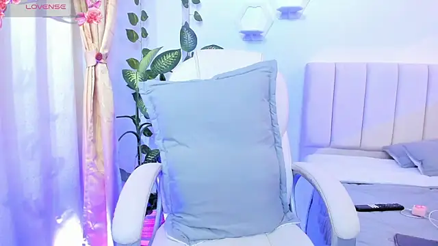Snapshot of Allisson__ chatting on April 1, 2:25 pm Allisson online show from April 1, 2:25 pm