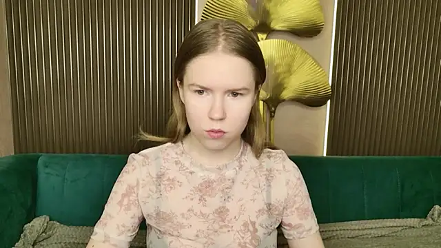 Snapshot of Alida_Brice chatting on April 18, 5:22 am Alida Brice online show from April 18, 5:22 am