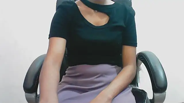 Snapshot of short_girl_ chatting on May 19, 5:08 pm short girl online show from May 19, 5:08 pm