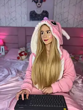 Snapshot of ChloeLaurentt chatting on April 24, 10:45 pm ChloeLaurentt online show from April 24, 10:45 pm