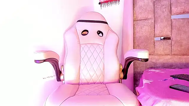 Snapshot of Mia_royal chatting on October 24, 8:27 pm Mia royal online show from October 24, 8:27 pm