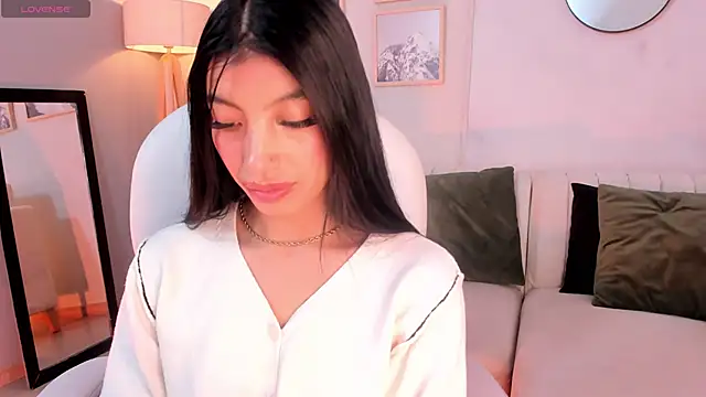 Tiffany Low online show from February 25, 2:59 pm