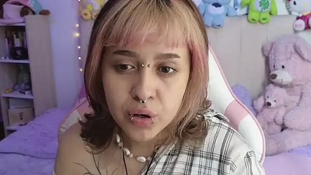 Snapshot of NekoWaifu chatting on May 1, 2:32 pm NekoWaifu online show from May 1, 2:32 pm