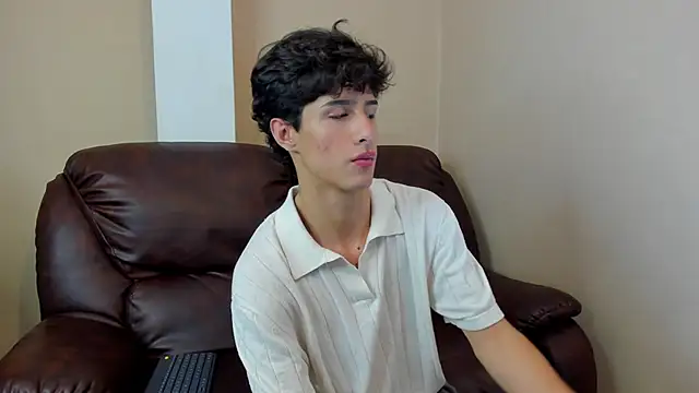 Snapshot of Xam_Collen chatting on December 17, 2:34 pm Xam Collen online show from December 17, 2:34 pm