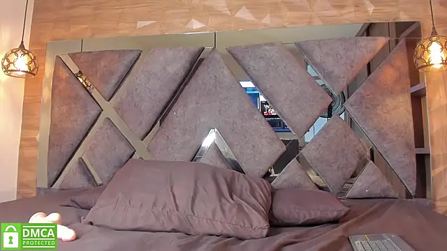 Scarlet  Jones  online show from November 19, 10:10 pm