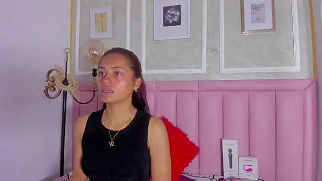 HoollyHendrix online show from February 5, 8:02 pm