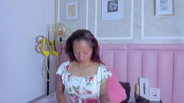 HoollyHendrix online show from March 3, 9:31 pm