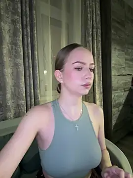 MissOyee online show from February 8, 7:17 pm