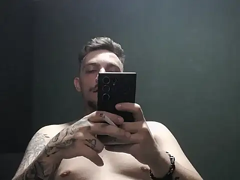 Snapshot of guesswhatbitch chatting on October 8, 8:28 pm guesswhatbitch online show from October 8, 8:28 pm