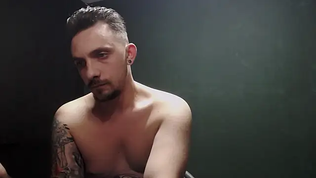 Snapshot of guesswhatbitch chatting on October 15, 7:25 pm guesswhatbitch online show from October 15, 7:25 pm