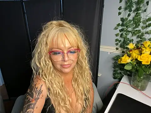 BonnyDesire online show from April 14, 6:25 pm