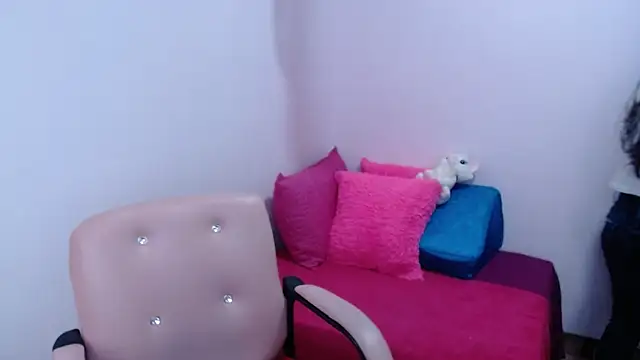 camilavargas  online show from March 25, 9:10 pm