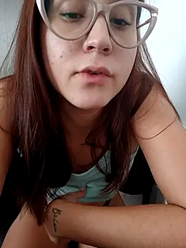 Snapshot of linameii chatting on March 11, 6:47 pm linameii online show from March 11, 6:47 pm