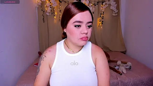 Snapshot of isabella_arias2 chatting on April 21, 12:56 am isabella arias2 online show from April 21, 12:56 am