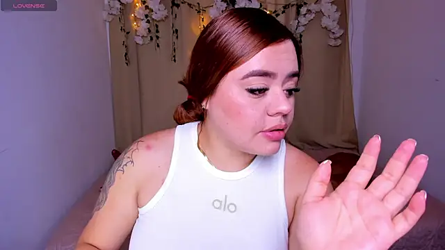 Snapshot of isabella_arias2 chatting on April 21, 2:51 am isabella arias2 online show from April 21, 2:51 am