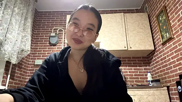 Snapshot of EmmaLeexth chatting on October 1, 1:50 pm EmmaLeexth online show from October 1, 1:50 pm