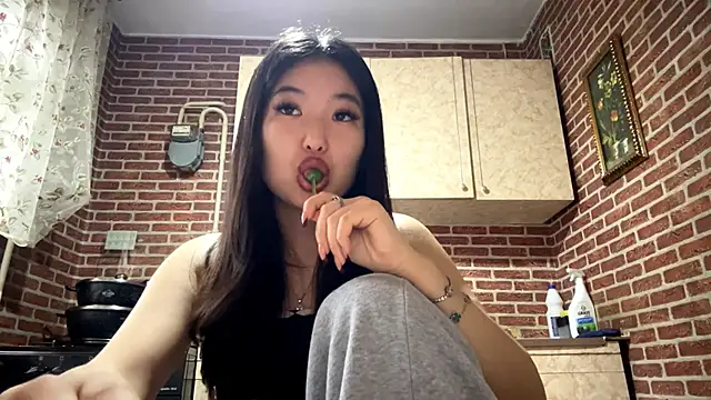 EmmaLeexth online show from March 6, 10:12 am