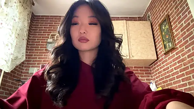 EmmaLeexth online show from March 31, 10:15 am