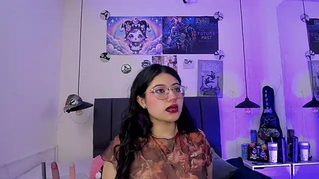 Snapshot of SabrinaV_ chatting on June 1, 11:12 am SabrinaV online show from June 1, 11:12 am