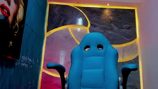 Snapshot of Noha_Deluxe chatting on October 17, 2:30 pm Noha Deluxe online show from October 17, 2:30 pm