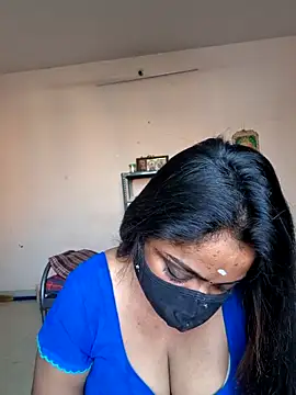 Snapshot of queendivya chatting on June 2, 1:18 am queendivya online show from June 2, 1:18 am