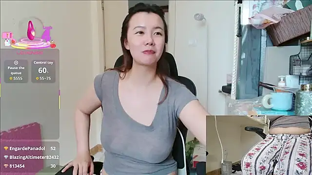 Snapshot of sallycui chatting on June 18, 1:06 am sallycui online show from June 18, 1:06 am