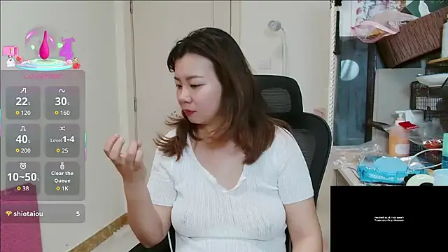 Snapshot of sallycui chatting on June 18, 10:25 pm sallycui online show from June 18, 10:25 pm