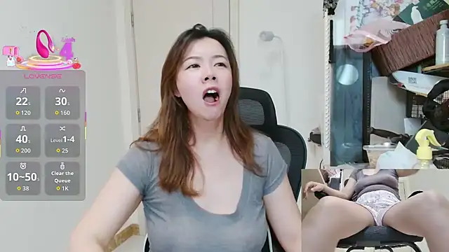 Snapshot of sallycui chatting on July 6, 10:45 pm sallycui online show from July 6, 10:45 pm