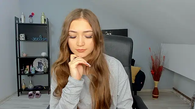 Snapshot of EllaClarke chatting on March 31, 10:15 am EllaClarke online show from March 31, 10:15 am