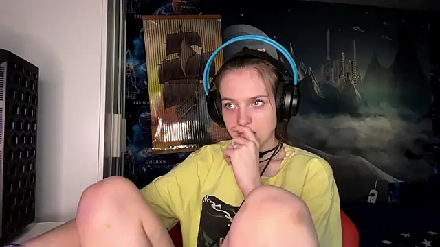 Snapshot of Elira_Breeze chatting on November 2, 12:18 pm Elira Breeze online show from November 2, 12:18 pm