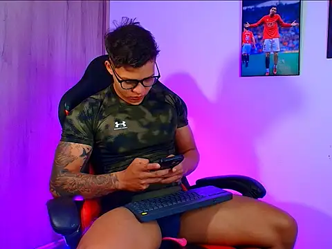 Snapshot of evan_greey chatting on October 8, 3:48 am evan greey online show from October 8, 3:48 am